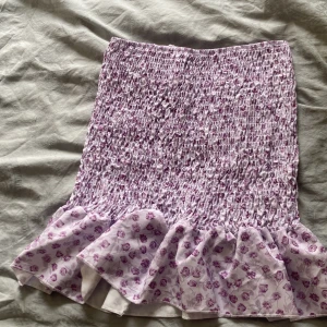 Lila blommig kjol xs - Lila blommig kjol från shein str xs 