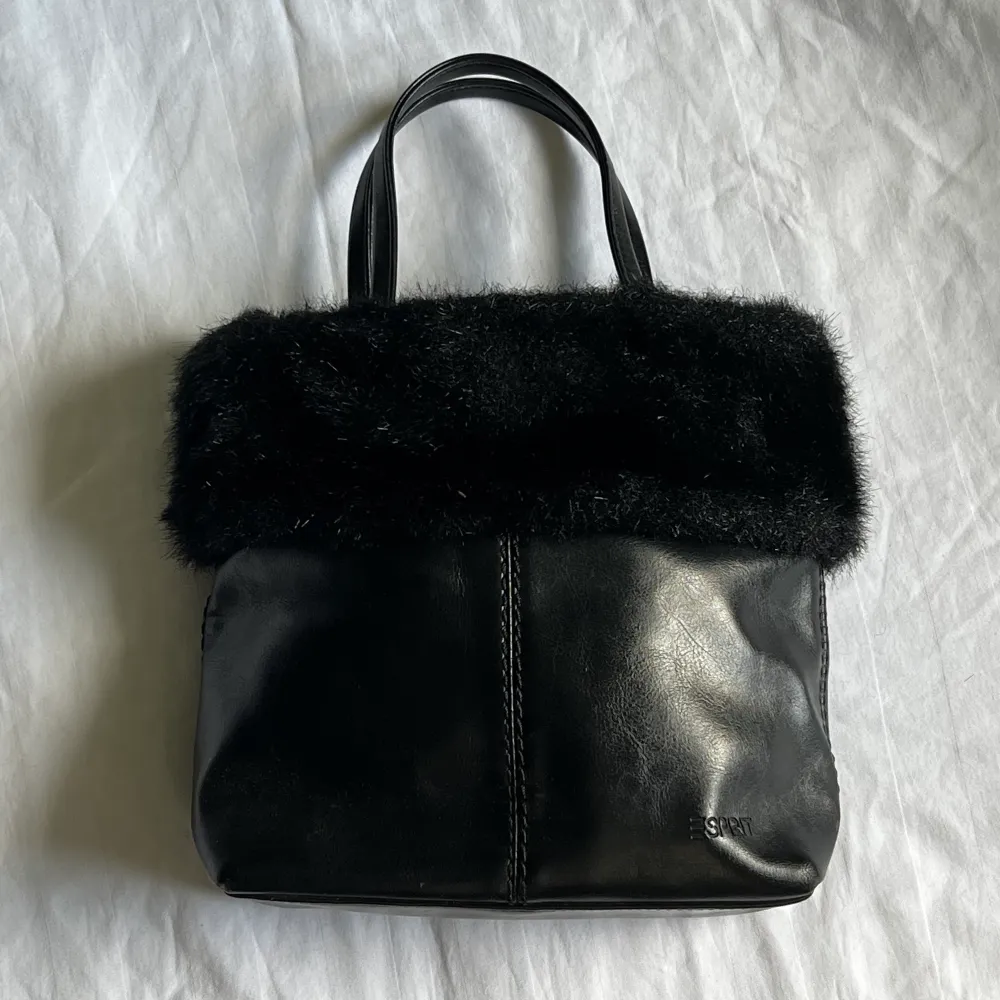 En svart Esprit väska ◼️. Väskor.