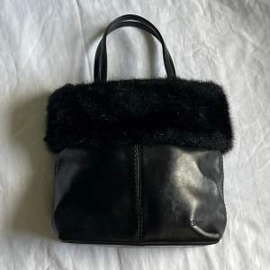 En svart Esprit väska ◼️