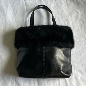 Väska ◼️ - En svart Esprit väska ◼️