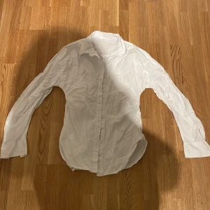 Vit skjorta med markering i midjan. - Vit skjorta med markering i midjan. Strl S