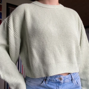 Grön Sticksd Tröja - Syns lite otydligt på bilden, men tröjan är grön. Skicka ett meddelande om du vill se tydligare bilder :) Storlek M.