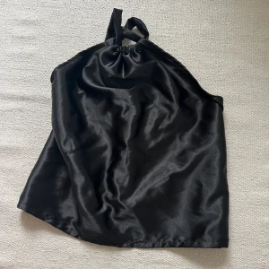 Topp - Jäääättefin topp som knyts i halsen beroende på hur man vill att modellen ska se ut