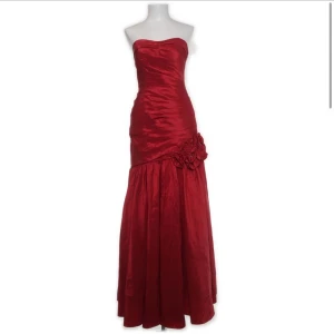 Röd balklänning - Jättevacker röd balklänning med detaljer av rosor och inga axelband. Säljer pga att den är för lång på mig. Jag är 160cm. Tror den skulle passa bättre på någon runt ca 170+. Har fler bilder, så hör av er om ni är intresserade. Priser är diskuterbart. 💋🍷