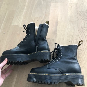 Dr martens jadon  - Använda under några tillfällen vintern 2020 men bara stått i förrådet sen dess. Lite märken på ena skon fram men inget man lägger märke till! 💖🥰