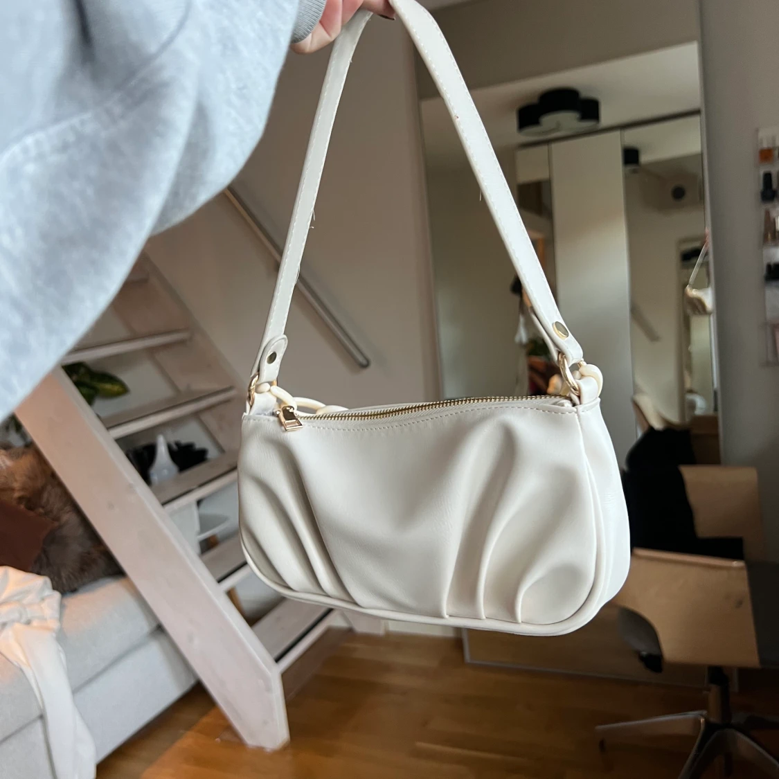 Vit väska med kedja - 90