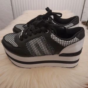 Skor från DKNY - Helt ny skor från DKNY. Stl 36