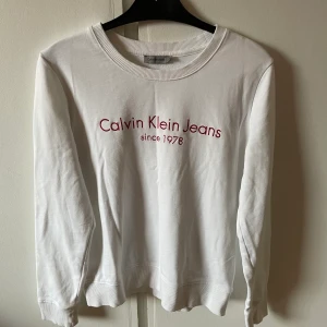 Tjocktröja  - Äkta calvin klein tröja, köpt för 699kr säljer för 150kr