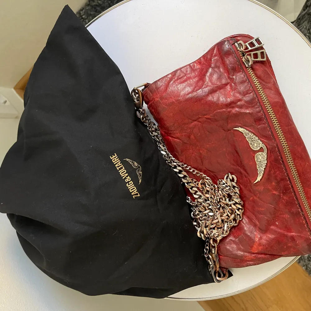 Röd Zadig Voltaire väska. Väskan är använd men befinner sig fortfarande i ett acceptabelt och ordentligt skick❣️. Väskor.