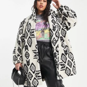 Mönstrad jacka - Jacka i Teddy liknade material. Helt ny, aldrig använd.