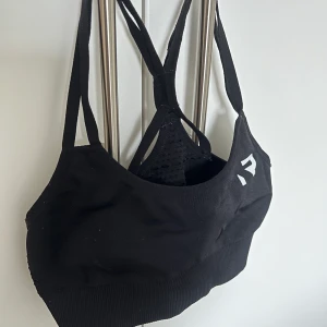 Topp relode  - Snygg träningstopp från relode. Fina detaljer i ryggen. Mycket bekväm, använd ett fåtal gånger därav gott skick. 