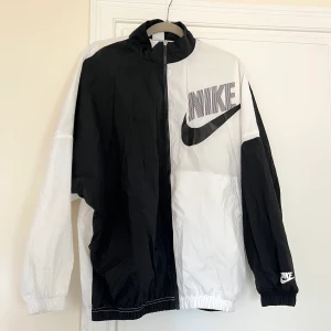 Nike jacka  - Nike jacka i storlek M, oversized-passform. Fickor i sidorna. 100% nylon. 
