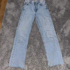 Ljusblå jeans från zara. Högmidjade och långa, passar mig som är 175. Superfina men kommer ej till användning🥰