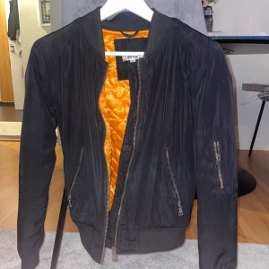 Jacka  - Svart jacka i storlek XS