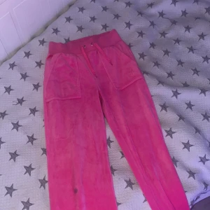 Juicy cunture - Jätte fina juicy byxor säljer dom för lite Billigare för dom två metall knappen är borta på fram sida😁