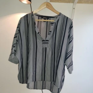 Blus - Snygg blus från Forever 21 i storlek M/L. Knappt använd 