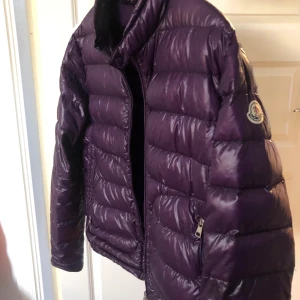 Moncler Acorus metallic purple - Säljer en moncler acorus i size 2 skulle säga att cond är 8-9/10  Köpt från Kaspersheat så har inte original kvitto men kan lösa orderbekräftelse 