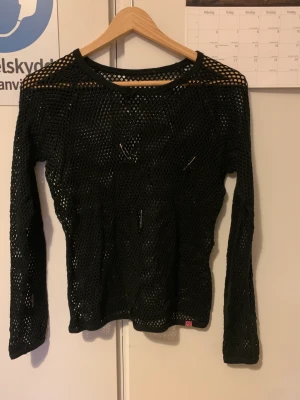 Nättröja med hål och säkerhetsnålar - Snygg långärmad nättröja. Säkerhetsnålarna får du med såklart.