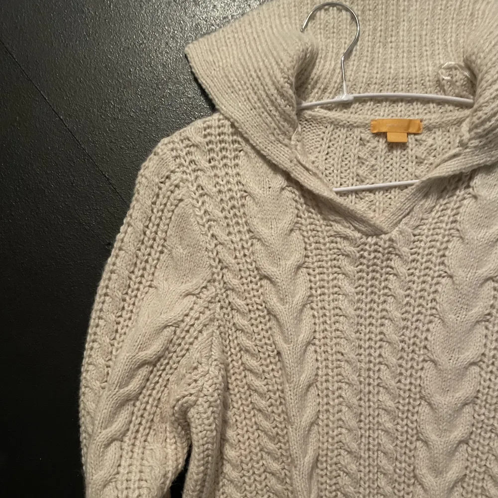 En superfin stickad tröja från Gina Tricot. Neuleet.