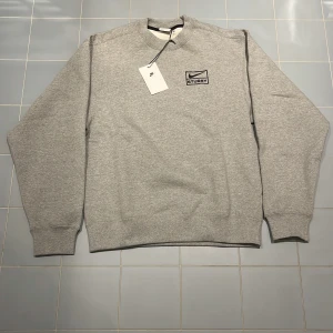 Stussy x nike - Helt ny clean och trendig crewneck. Oversized.  Kvitto/bevis finns. Kan diskutera pris. 