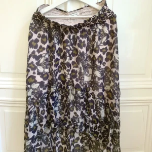 Second Female kjol  - Storlek M Matchande blus säljes också  Bra skick 