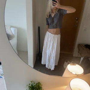 Långkjol  - Såå fin vit långkjol som passar perfekt på mig som är 175🥰