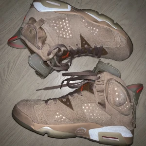 Jordan 6 x travis scott - Travis ”british khaki” 6or Riktigt riktigt nice kvalité, Glow in the dark sulor och andra detaljer. 3 olika snören och orginalkartong och tygpåse medföljer. 