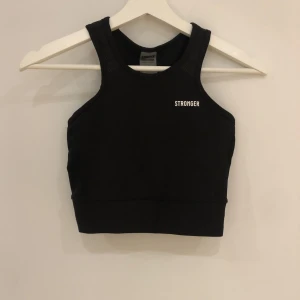 Stronger Crop Top  - Nu säljer jag min superfina Crop Top från Stronger i ny skick!  Säljs pågrund av att den inte kommer till andvändning. Strl:XS  Nypris 400 säljs för 199kr men priset kan diskuteras💫