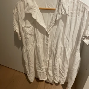 Klänning  - Klänning med krage o en lite bröst ficka, kortare modell