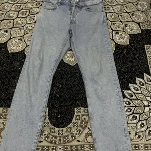 Ljusblå jeans från weekday, väldigt bra skick 