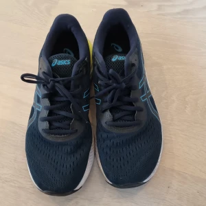Asics skor - Tja! Säljer nu mina asics löpardojor. Har ändast används några gånger, då som inomhusskor. Där av väldigt bra skick. Skulle säga 8/10. Pris kan diskuteras vid snabbköp🙂