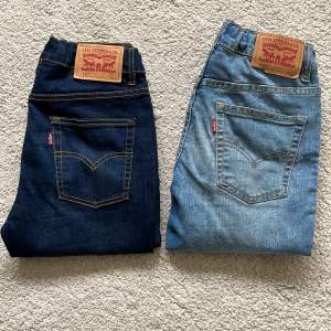 Mörka jeansen: 512 storlek 14 år  Ljusa jeans: 512 storlek 12 år 