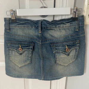 Jeanskjol - Från fishbone. Liten fläck och i rätt bra skick, därav priset. Strl S/XS. Midja 36 cm, längd 31 cm. 120kr + 69kr frakt