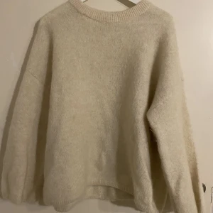 Stickad tröja - Säljer denna supersnygga mohair&ull stickade tröjan från H&M. Storlek XS dock lite större i storleken. 🤍🤍