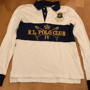 En stilren Ralph Lauren tröja (äkta). Säljes då den ej kommer till användning. 200 kr + frakt :)  Obs! Klicka inte köp nu