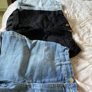 Jag säljer 3 par jättefina jeansshorts i svart, ljusblå och lite mellanblå. De sitter jättesnyggt på och de har ingen som helst tecken på användning💞Skriv gärna för fler bilder, 150 kr för alla shortsen❤️‍🔥