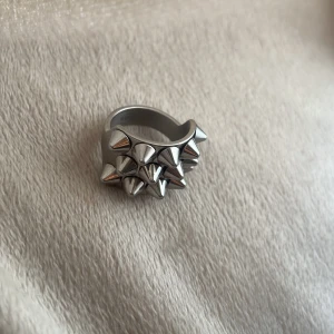 eblad ring  - en ny ring som aldrig advänts pga för liten storlek 