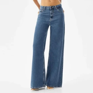 Bershka jeans wide  - Ett par bershka jeans i nyskick, användes endas 1 gång. Ordinarie pris 400kr. 