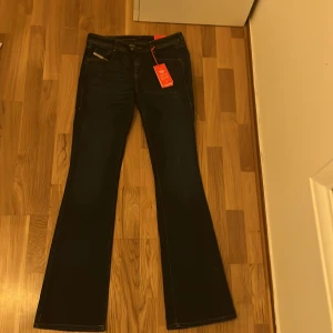 Low waisted bootcut jeans - Hej! jag säljer ett par low waisted bootcut jeans ifrån diesel. De är helt oanvända med prislappen kvar, ord pris 1290kr🤍 Jag säljer dessa jeans eftersom att dem är lite för stora på mig, strl 28 och skulle nog säga att de sitter bra på någon med strl S/M