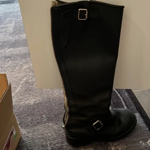 Jonny bulls stövlar - Stövlar till lite under knäna väldigt sköna 