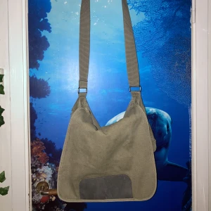 Väska - Hej säljer denna väska då den ej kommer till användning och inte är min stil. Väldigt fin är den men tyvärr har den några fläckar på som jag ej får bort. För mer info slå en pling ❤️