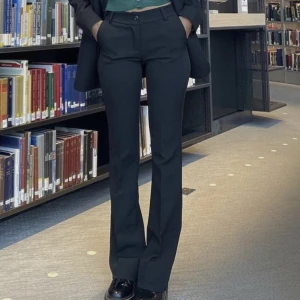 Kostymbyxor  - Säljer mina kostymbyxor från designe by si (bild tagen från hemsidan) i storlek Xs extra length. Säljer då de va för små. Är 172 och byxorna når hela vägen ner till golvet. Så de är långa! 450 med frakt 💕💕