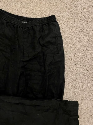 SVARTA LINNEBYXOR - Svarta linnebyxor från lindex. Använda 2 gånger. 