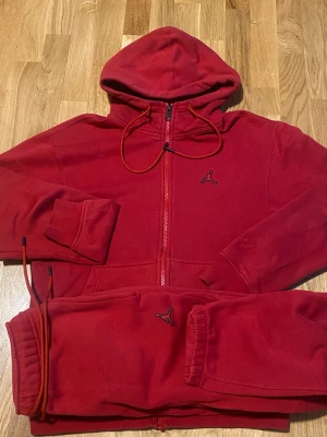 Jordan dress - Säljer Mycket fin och sparsamt använd Jordan dress i storlek M.  Frågor eller annat tveka inte på att höra av dig. 