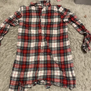 Flanellskjorta/klänning - Säljer denna skjorta/klänning från Cubus. Har inte använt denna på ett tag därför säljs den. 