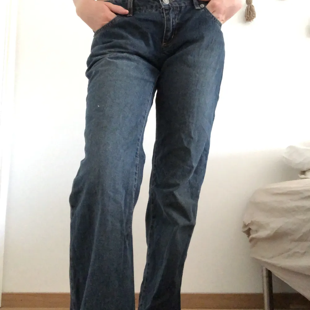 Lågmidjade bootcut jeans från sisley, dom är vintage från tidigt 2000 därför ser jag ingen storlek, men den passar mig o jag har oftast 34/36 i byxor. Jeans & Byxor.