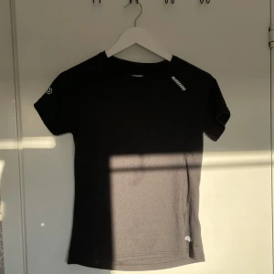 Svart tränings t-shirt - Svart tränings t-shirt. Tror den är köpt på stadium. Nästan aldrig använd.