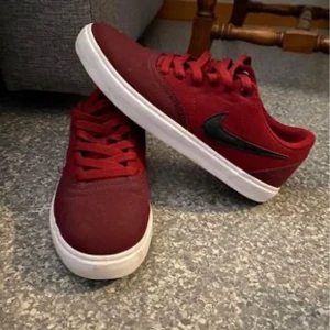 nike sb sneakers stl 39 - knappt använda nike sb sneakers 💥 ps. pris kan diskuteras!