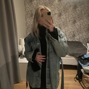 Jeansjacka - Jättesnygg jeansjacka från BikBok med snören att knyta som tyvärr inte längre kommer till användning. Är i bra skick! Storlek S men är lite oversized, har en tjocktröja under på bilden😍