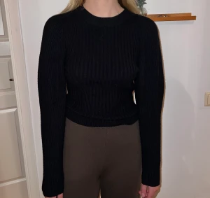 Stickad svart tröja - En stickad svart stickat tröja med lite ballongärmar från Gina Tricot strl S
